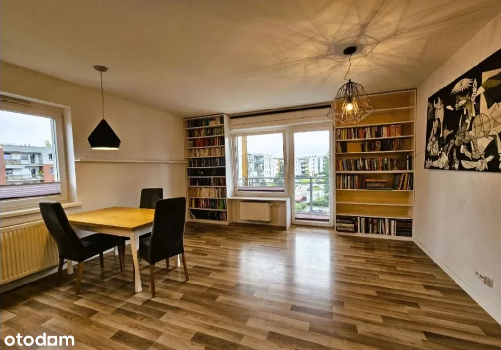 mieszkanie z drewnianymi panelami